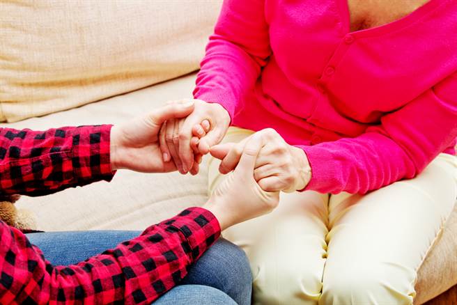 與父母相處不內傷！整理的第一步 是理解父母的人生。(示意圖/Shutterstock)