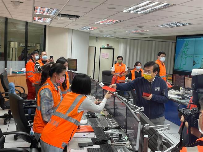 春节连假第一天，交通部长王国材今（29日）上午前往高速公路局北区交通控制中心视察国道春节疏运情况。（叶书宏摄）