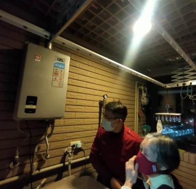 春节连假期间，新北市消防局呼吁除遵守防疫措施外，团圆围炉用火（电）及使用燃气热水器，也要提高警觉，才能平安过好年。（新北消防局提供）