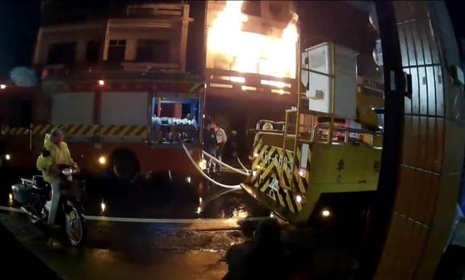 潘姓屋主放火烧屋，消防局获报后出动12车24人前往抢救，到达时火势已经蔓延至2楼，消防人员立即部署水线抢救，火势约30分钟扑灭。（警方提供／林雅惠高雄传真）
