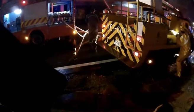 潘姓屋主放火烧屋，消防局获报后出动12车24人前往抢救，到达时火势已经蔓延至2楼，消防人员立即部署水线抢救，火势约30分钟扑灭。（警方提供／林雅惠高雄传真）

