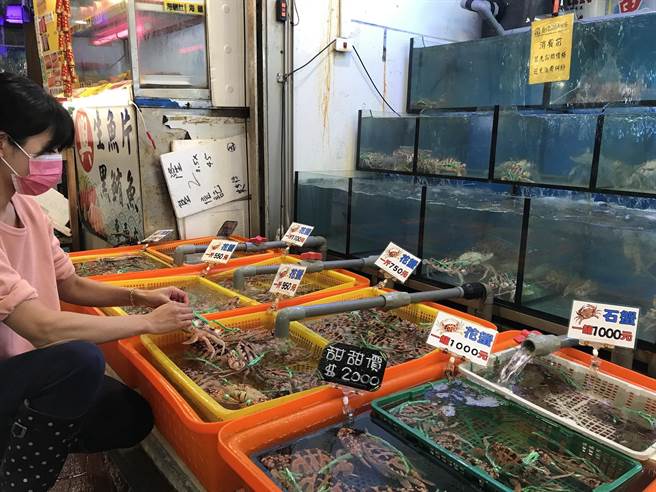 新北市龟吼渔市集在初一(2月1日)到初五(2月5日)每日将发送100份限量红包，民眾只要在营业时间到市集管理室说虎年祝贺词，就可已获得经过在地渔民信仰中心「野柳保安宫」过炉加持的「五元」开春红包。（渔业处提供）