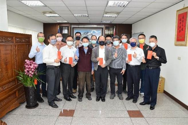 警友第四辦事處主任江敏賢與財務長林忠坤至台中政府警察局第四分局關懷慰問。（民眾提供／盧金足台中傳真）