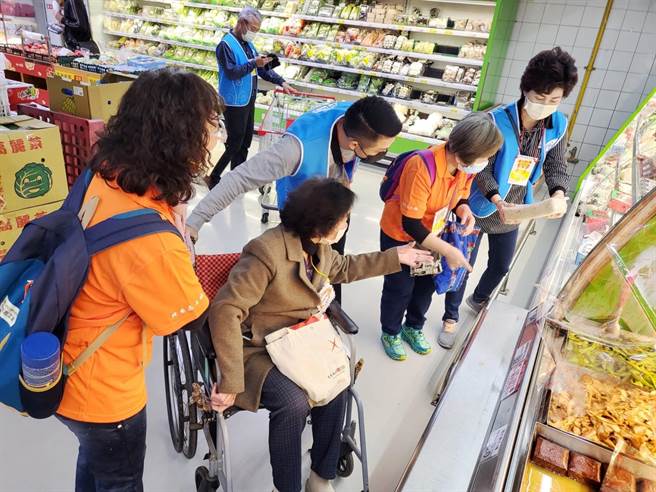 弘道基金会连续13年发起「寒冬助老刻不容缓」-独居弱势长辈关怀计画。（弘道老人福利基金会提供／林良齐台北传真）