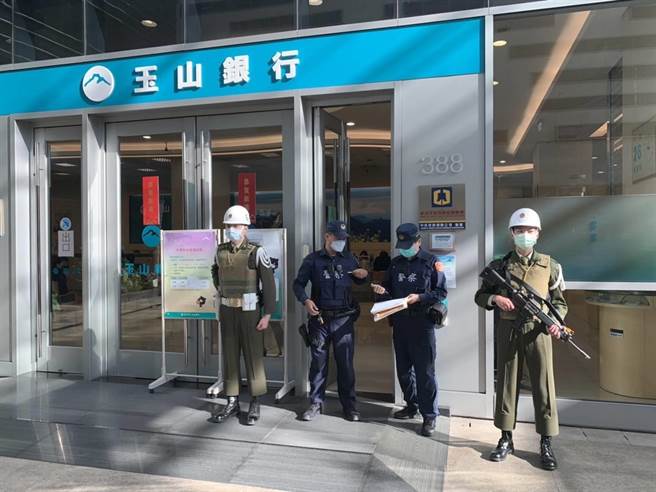 台中市政府警察局第六分局与宪兵指挥部台中宪兵队规画勤务联合执勤，军警同框的画面相当引人注目。（民眾提供／卢金足台中传真）