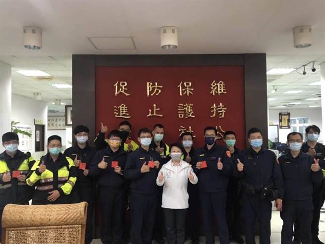 台中市长卢秀燕到警察局第六分局，表达对员警重要节日维护治安感谢及加油打气赠送春节红包，员警倍感温馨。（卢金足摄）