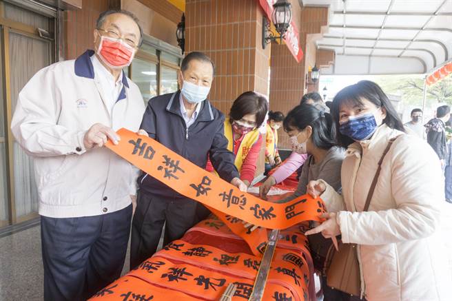 台中市万和宫29日举办送春联活动，赠送书法名家先行写好的春联。（卢金足摄）