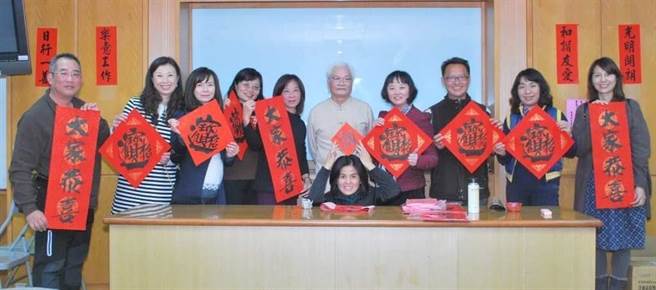 台中市万和宫29日举办送春联活动，赠送书法名家先行写好的春联。（卢金足摄）