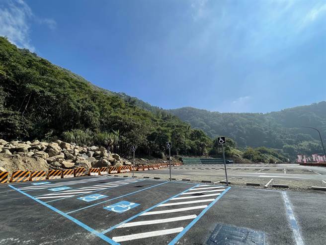 因應古坑草嶺櫻花季車潮眾多，雲林縣府新開闢2個停車場。（周麗蘭攝）