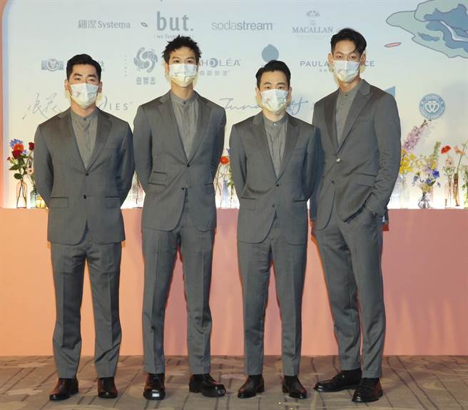 Sandy婚禮伴郎Min（左起）、曾理、Raymond、Andy。（陳怡誠攝）