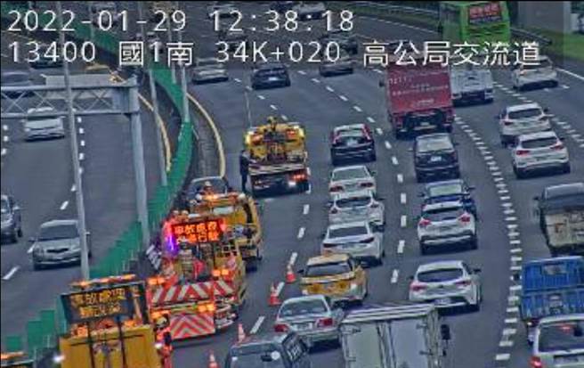 國道1號南下約34公里處即發生兩車車禍，由於撞擊力道想當大，車頭凹陷毀損，警方已派員前往處理，車潮回堵約2公里。（翻攝）