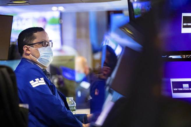 美股尾盘急拉收红逾500点，但台积、联电ADR忧喜参半。图为美股交易员。（美联社）