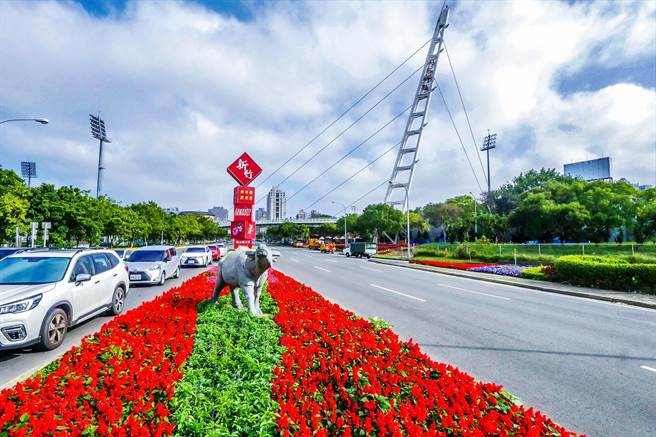 县府国1竹北交流道的光明六路东一段附近种植时令花草做「重点式」妆点迎春。（罗浚滨摄）