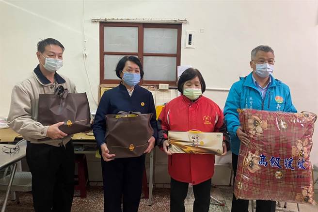 新竹縣政府和鳳山寺一起歲末送暖。（新竹縣政府提供／羅浚濱新竹傳真）
