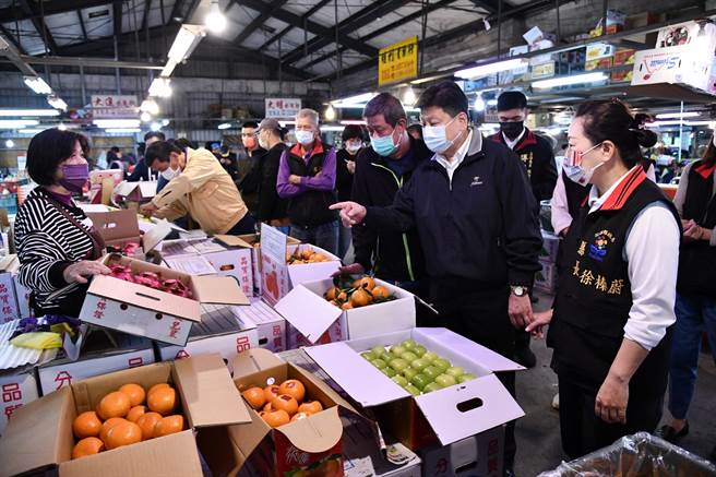 县长徐榛蔚与夫婿立委傅昆萁今到果菜市场，了解年节蔬果供应情形。（花莲县府提供／王志伟花莲传真）