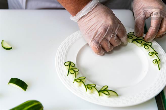 精致的摆盘展现刀工实力。（军闻社提供）