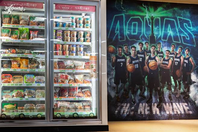 全家海神应援主题店高雄市集店，内有满满高雄全家海神队元素。(高雄全家海神队提供)