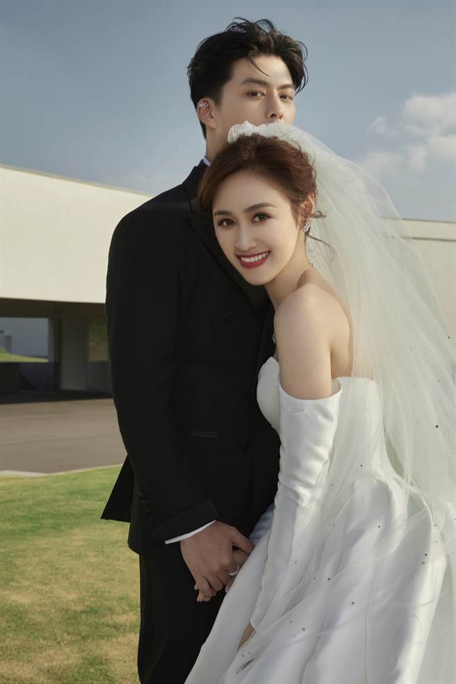 Sandy與王先生的婚紗照曝光。（圖／容易文創）
