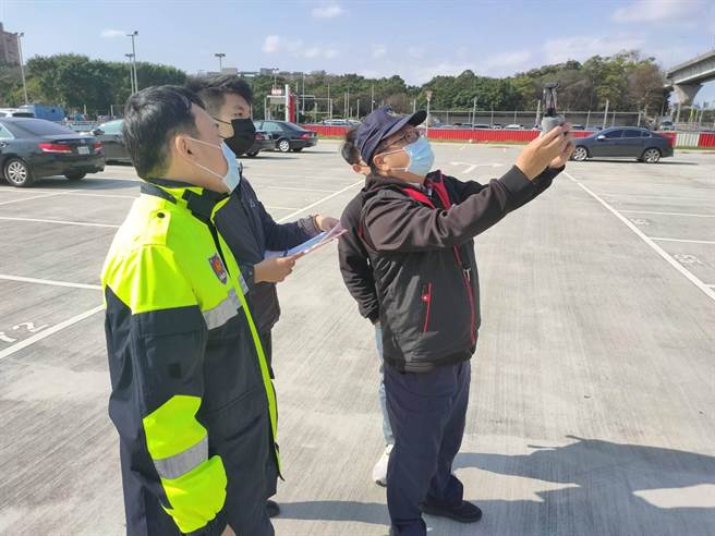 龟山警分局结合高科技出动桃警无人机队，利用空拍机在辖内各交通要道会勘。（警方提供）
