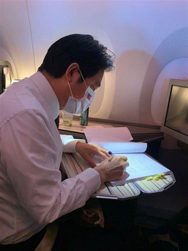 賴清德過境舊金山  機上研讀資料配著這款氣泡水。摘自賴清德臉書