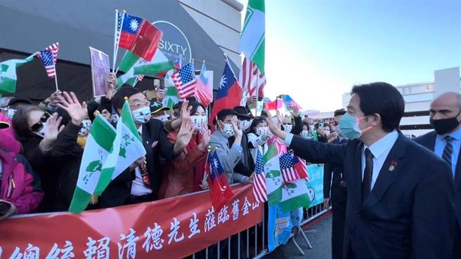 賴清德過境舊金山  機上研讀資料配著這款氣泡水。摘自童振源臉書