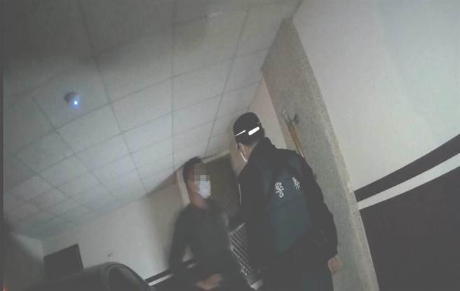 桃园市观音区马姓男子疑似酒后心情不佳，独自离家。警方安抚后才情绪回稳。（翻摄照片）