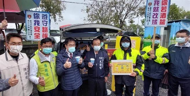 慰劳春节疏导交通员警，麻豆分局行动食物补给车上路。(读者提供／刘秀芬台南传真)