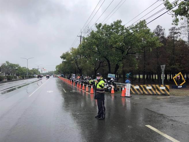 员警冒雨于六甲落羽松林区外道路疏导交通。(读者提供／刘秀芬台南传真)
