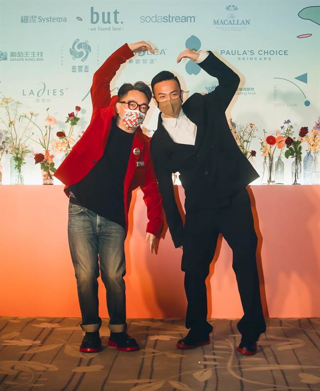 詹惟中（左）鐵口直斷吳宗憲明年抱孫。（陳怡誠攝）