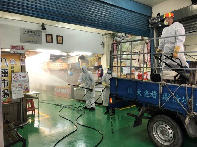 桃园市疫情严峻，其中大湳市场加强清消。（赖佑维摄）