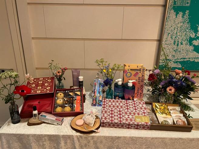 新人的伴手礼放了所有Sandy代言的商品。（读者提供）