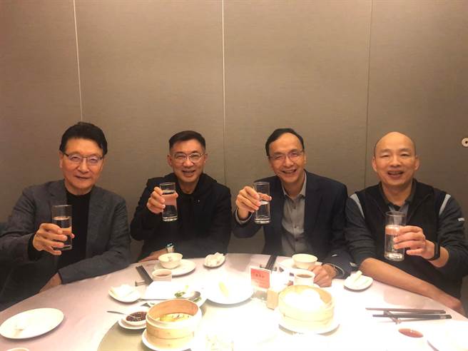 國民黨四大巨頭趙少康（左起）、江啟臣、朱立倫、韓國瑜餐敘，展現團結氣氛。(取自朱立倫臉書)
