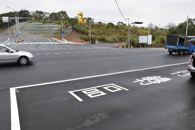 苗栗市联大路与台13线路口大幅扩宽，并扩大机车停等区供学生机车等候左转。（谢明俊摄）