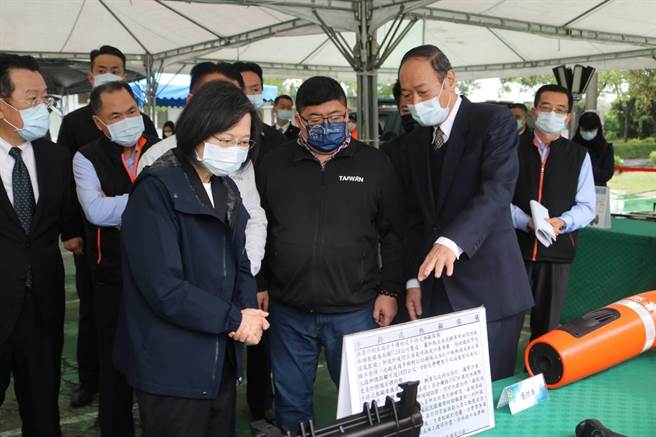 蔡英文總統閱覽各項海巡勤務的裝備器材。（海巡署中部分署提供）
