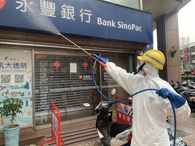 台南市28日新增一起30多岁永康区女银行员确诊的本土个案，匡列313人中，244人採阴，其余结果未出。(台南市政府提供／曹婷婷台南传真)