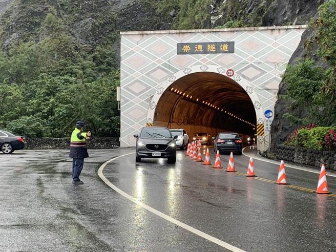 连假首日，花莲阴雨，苏花路廊超流堪称顺畅。（新城警分局提供／王志伟花莲传真）