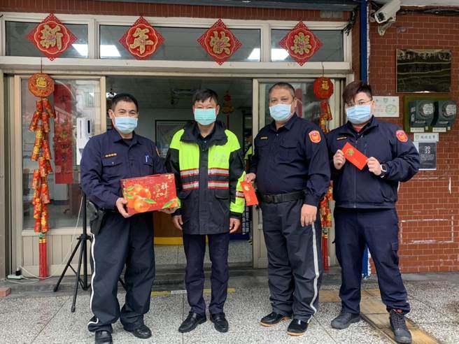 新城警分局辖区地幅辽阔，包括苏花、中横公路，分局长林育旺（左2）到各交整岗哨为员警打气加油。 （新城警分局提供／王志伟花莲传真）