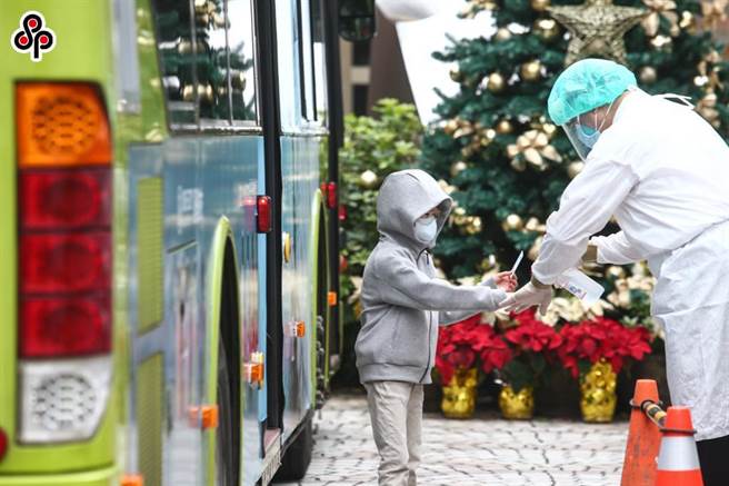 北市松山區一名老師確診，昨新增4名學生及1名職員確診，北市府昨派採檢車進駐敦化國小校園擴大採檢。（本報資料照）