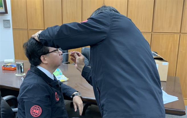 桃园市长郑文灿採检。（读者提供）