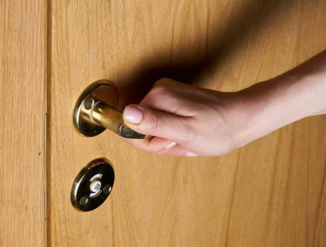 1名男大生日前準備離開教室，上前轉動門把時，突然回頭與同學聊天，沒想到這時1名女同學正好進門，他就伸手一把「轉了那女生的奶，用力轉那種」。（示意圖/Shutterstock提供）