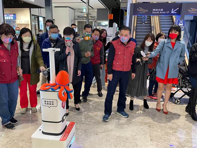 春節假期第一天，新北市長侯友宜今（29日）下午3時許視察新莊宏匯廣場防疫措施。（葉書宏攝）