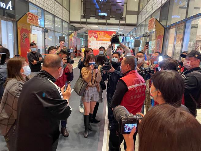 春節假期第一天，新北市長侯友宜今（29日）下午3時許視察新莊宏匯廣場防疫措施。（葉書宏攝）