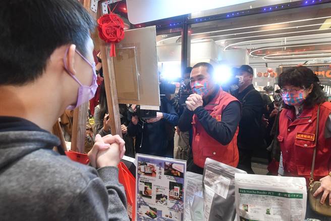 春節假期第一天，新北市長侯友宜今（29日）下午3時許視察新莊宏匯廣場防疫措施。（葉書宏攝）