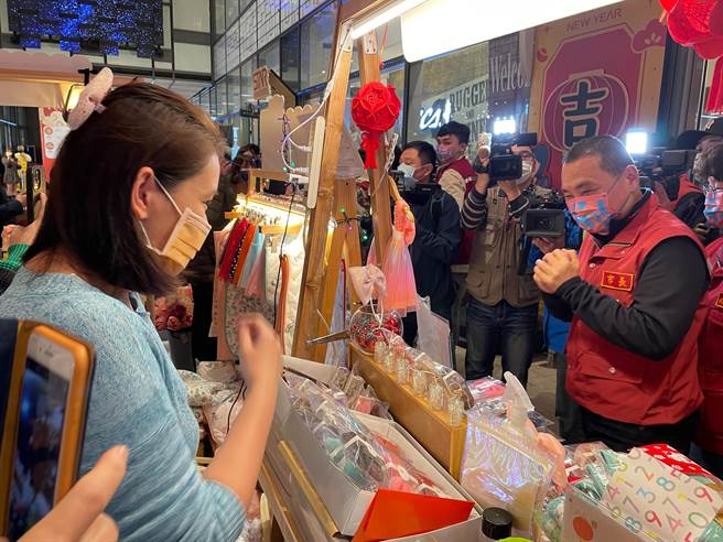 春節假期第一天，新北市長侯友宜今（29日）下午3時許視察新莊宏匯廣場防疫措施。（葉書宏攝）