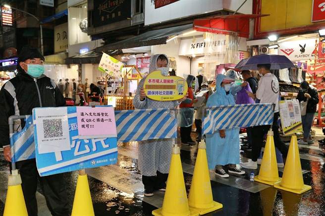嘉义市文化路夜市加强防疫宣导。（廖素慧摄）