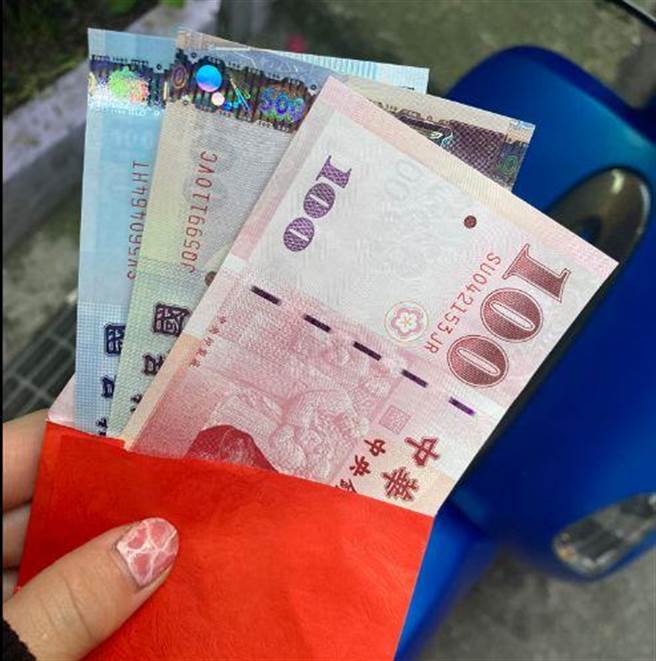 1名网友不满公司发放年终奖金仅1600元，上网暗讽主管不会做人，并PO出公司名称。（图／翻摄爆料公社）