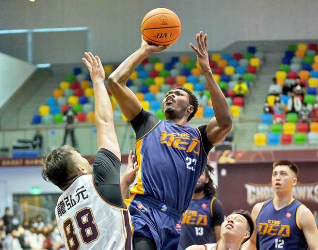 中信特攻洋將厄力強攻禁區取分。(T1聯盟提供)