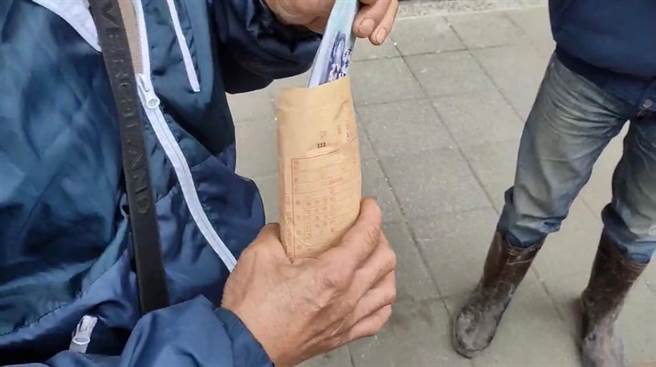 警方尋獲一只薪資袋，發現裡面有2萬8000元現金，馬上積極尋找失主。(翻攝照片／林郁平台北傳真）
