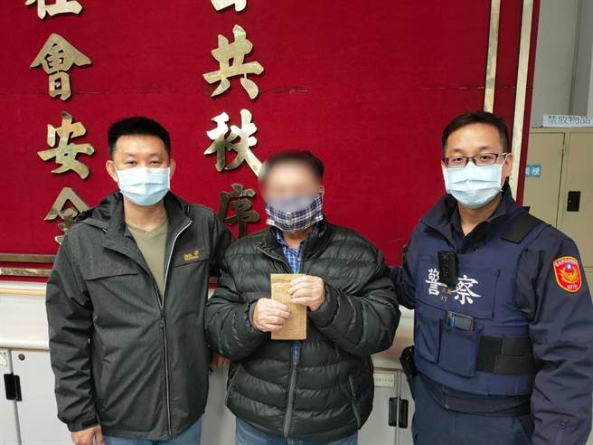 秦翁領回薪資袋後終於能安心，頻頻向員警致謝。(翻攝照片／林郁平台北傳真）