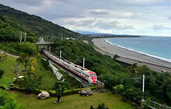 曙光观景平台是铁道迷追火车的热点之一。（庄哲权摄）